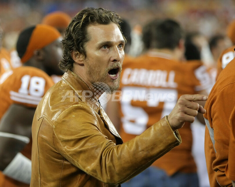 俳優M・マコノヒー、恋人とカレッジフットボールの試合を観戦