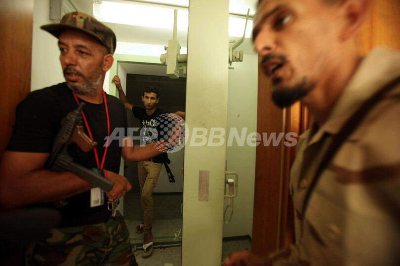 ジェームズ・ボンド並、カダフィ大佐息子の巨大地下壕