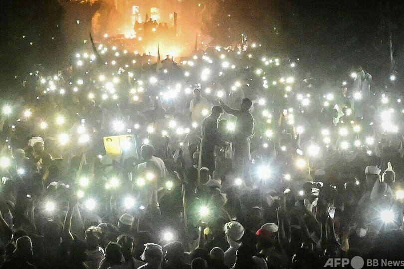 【今日の1枚】携帯電話のライト掲げてデモ行進、パキスタン