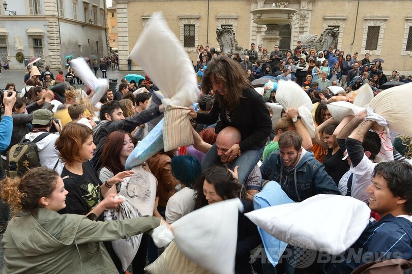 スパイダーマンも参戦？ローマで「枕叩き」イベント開催
