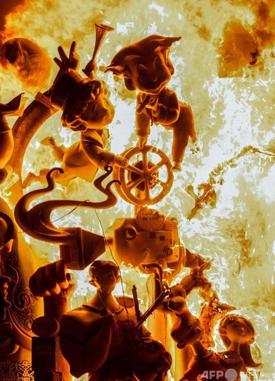 スペインの火祭り ファリャス 最終日迎え燃やされる展示物 写真15枚 国際ニュース Afpbb News スペインの火祭り ファリャス 最終日迎え燃やされる展示物 写真15枚 国際ニュース Afpbb News